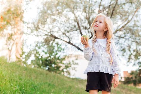 Une Petite Fille Blonde Avec Deux Queues Dans Un Uniforme Scolaire