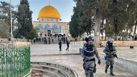 More Than 350 Arrests After Clashes Erupt Inside Jerusalem S Al Aqsa Mosque