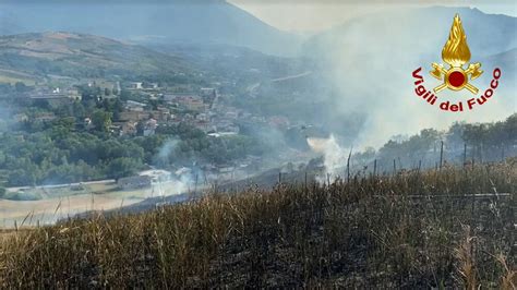 Paura A Scafa Incendio Boschivo Minaccia Alcune Case Gli