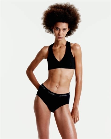 7 Hot Sexy Michele Oliveira Bikini Pics