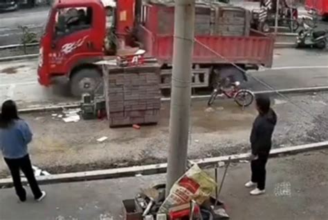 Il Camion Passa E In Strada Si Apre Una Voragine Il Pesante Mezzo