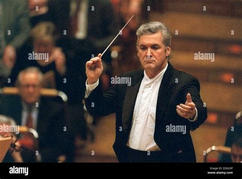 (dpa files) - Pinchas Zukerman, Israeli violinist, violist, conductor, pedagogue and chamber ...