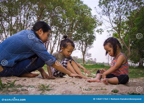 Hijo E Hija Que Juegan Con La Arena Familia Asi Tica Divertida De La