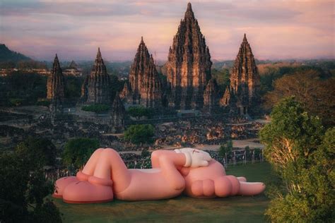 Foto Fakta Patung Raksasa Kaws Di Candi Prambanan Tiket Dan Aturan