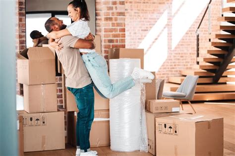 Cambio De Cajas De Cartón Y Abrazo De Pareja En Nueva Casa Para