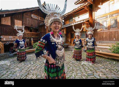 Mujeres Miao Felices Vistiendo Vestidos Tradicionales Tocados De Pie