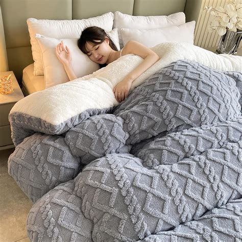 New Thickened Super Soft Insulation Hibiscus Winter Quilts Tower