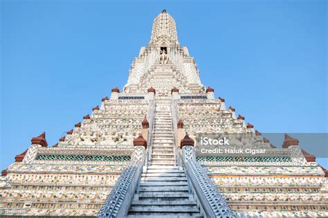 Wat Arun Adalah Kuil Buddha Di Bangkok Thailand Foto Stok Unduh