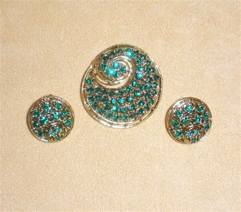 1960s Emerald Green Rhinestone Swirl Design Pin And Ea Gem