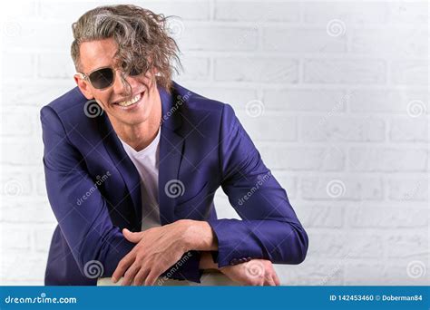 Hombre De Negocios Elegante Con El Pelo Largo Rizado En Las Gafas De