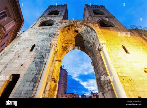 Porta Soprana In Genua Genua Ligurien Italien Stockfotografie Alamy