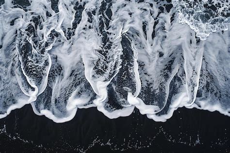 Vista A Rea Das Ondas Do Oceano E Da Espuma Na Praia De Areia Preta Na