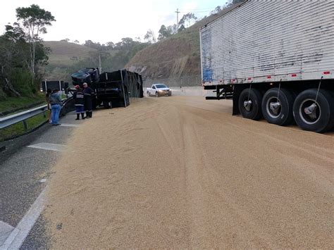 Carreta Carregada Com Cevada Tomba E Espalha Carga Na Rodovia Dos