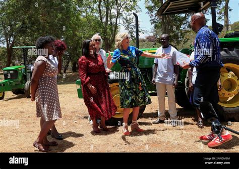 La Primera Dama Estadounidense Jill Biden Se Encuentra Junto A La