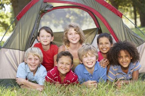 Groupe D Enfants Ayant L Amusement Dans La Tente Dans La Campagne Image