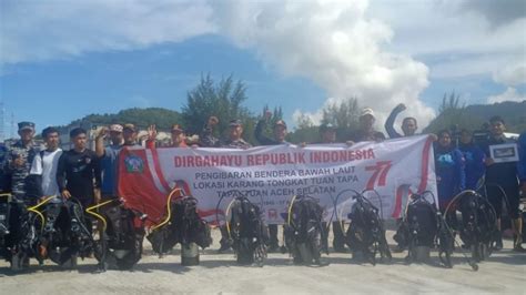 Tim Penyelam Barat Selatan Aceh Kibarkan Bendera Merah Putih Di Dasar