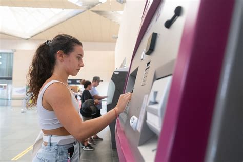 Renfe Emite Abonos Gratuitos De Cercan As Y Media Distancia En