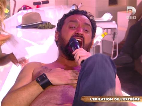 Quand Cyril Hanouna se fait épiler le torse sur le plateau de Touche