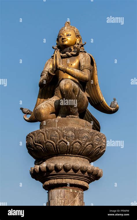 Le Népal Patan Durbar Square Statue De Garuda Mains En Geste D