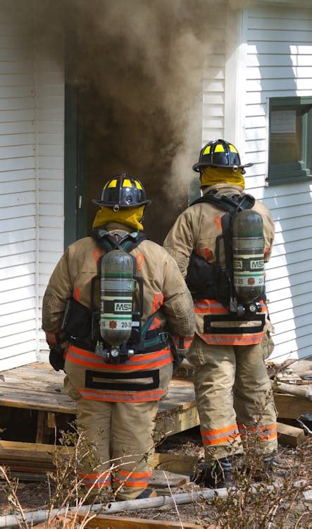 Firefighters Before Entering the Burning House · Free Stock Photo