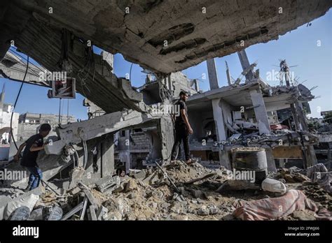 Gaza Palestine 21st May 2021 Palestinians Walk Between The Rubble