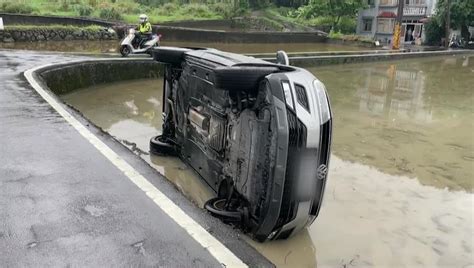 嚇！不熟路況跟導航走 轎車翻覆橫躺水田中