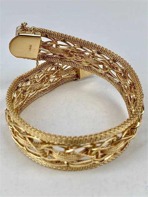 Gold Mesh Bracelet With A Heart Shaped Thumb Latch 14 Karat Yg For Sale At 1stdibs 14k Gold