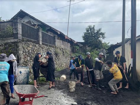 Mahasiswa KKN UGM Gotong Royong Peduli Lingkungan Di Malang