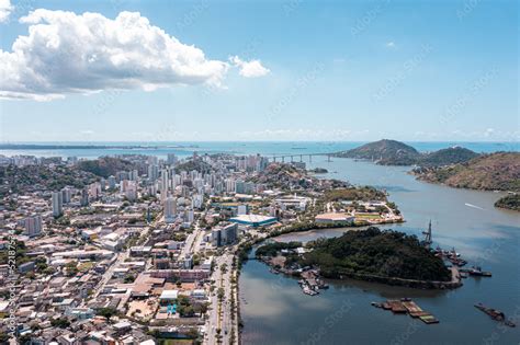 Imagem aérea de todo o canal de Vitória vista para a cidade de