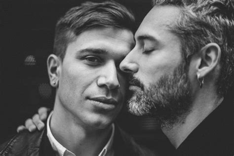 Engagement gay session in Málaga Gay engagment photo session