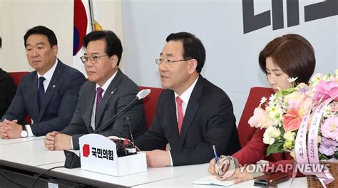 퇴임 기자간담회하는 주호영 원내대표 연합뉴스