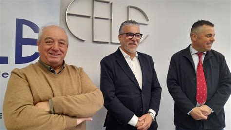 Fele Bierzo entrega su premio al empresario berciano del año a Delmiro