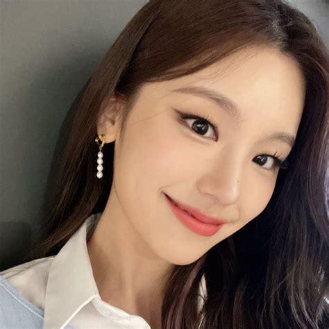 Yeji Selca Icon Kpop Itzy Pfp Kpop Kpopicons Itzy Pearl Earrings