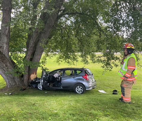 Une Voiture Percute Violemment Un Arbre Sur La Principale Ouest Magog