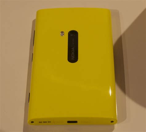 A Closer Look At Nokia Lumia S Body And Remarkable Pureview Camera