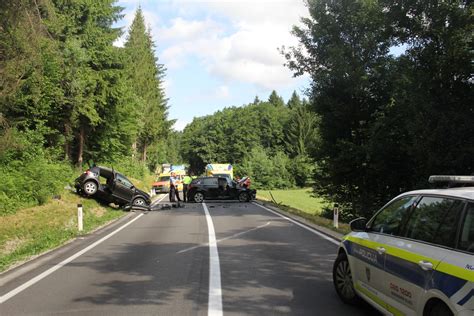 Tragi Na Nesre A Voznica Zapeljala Na Nasprotni Vozni Pas Ena Oseba