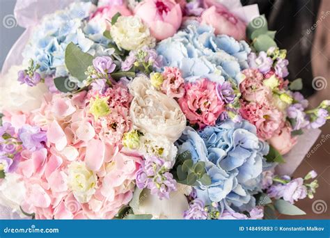 Ramo Hermoso Grande De Flores Mezcladas En Mano De La Mujer Concepto