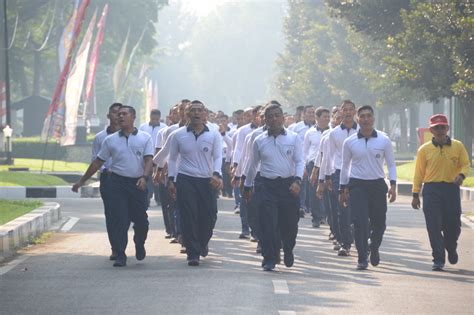 PRAJURIT RESIMEN BANTUAN TEMPUR 1 MARINIR IKUTI OLAHRAGA BERSAMA