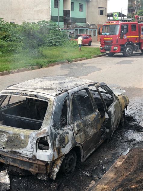 Carro Pega Fogo E Fica Completamente Queimado Em Ipatinga