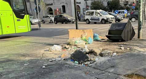 Napoli Emergenza Rifiuti Nei Pressi Della Stazione Garibaldi