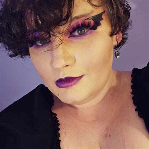 Draculaura inspired makeup 💜🦇 : r/gothmakeup