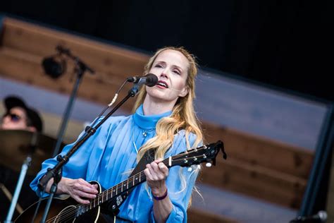 Tina Dickow Skriver Sang Til Aarhus