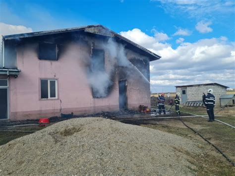 Incendiu violent într o localitate din Brăila Arde o fermă FOTO de la