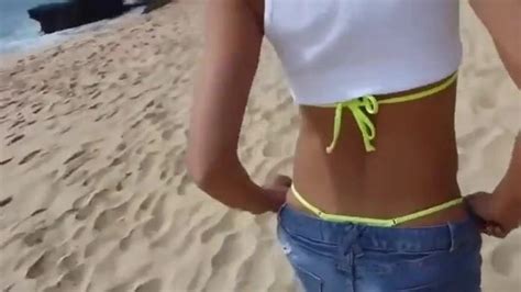 Une Allumeuse Brune En Short Et Bikini Sur La Plage European Porn XHamster