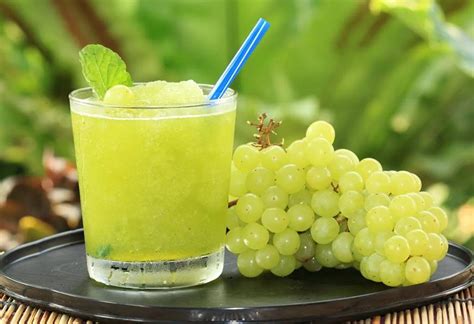 गरोदर असताना पिण्यासाठी ८ पोषक फळांचे रस 8 Healthy Juices To Drink When Pregnant In Marathi