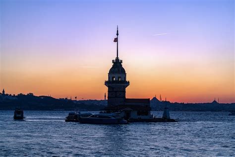 Ardiente puesta de sol sobre el bósforo con la famosa torre de la