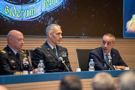 Bentornato A Casa Colonnello Villadei Le Foto Dellastronauta Accolto