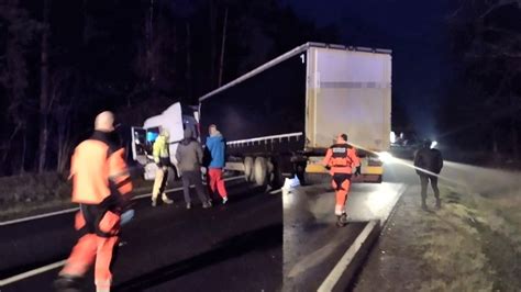 Groźny wypadek na DK 10 Zderzyły się dwie osobówki ciężarówka i bus