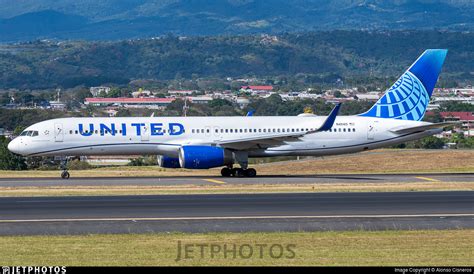 N41140 Boeing 757 224 United Airlines Alonso Cisneros Jetphotos