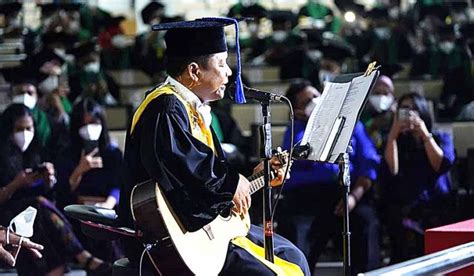 Rektor Nyanyikan Lagu Untuk Para Lulusan Momen Wisuda Di Usu Terasa